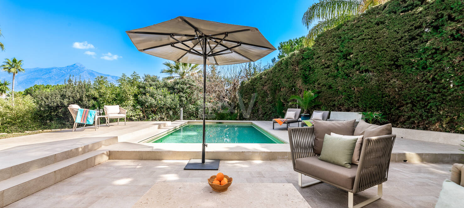 Modern villa i Las Brisas på premium plats