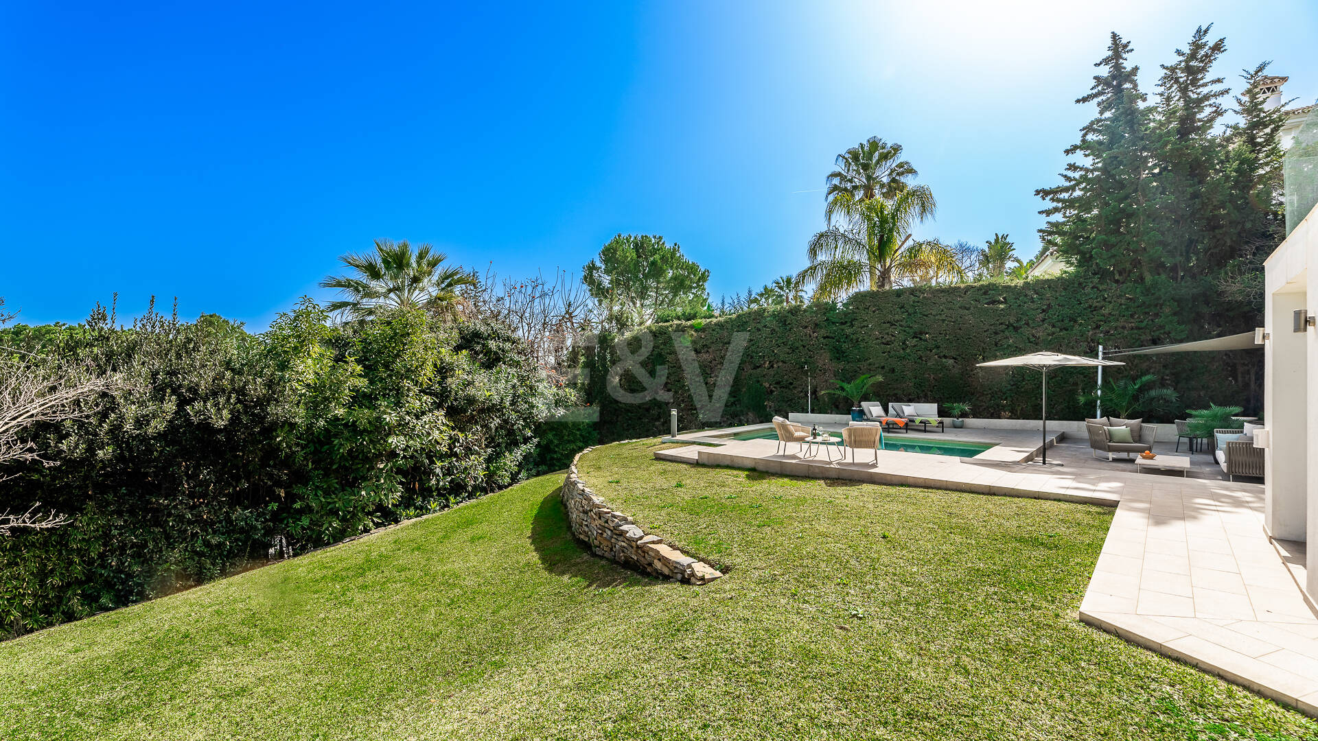 Villa moderna en Las Brisas en zona privilegiada