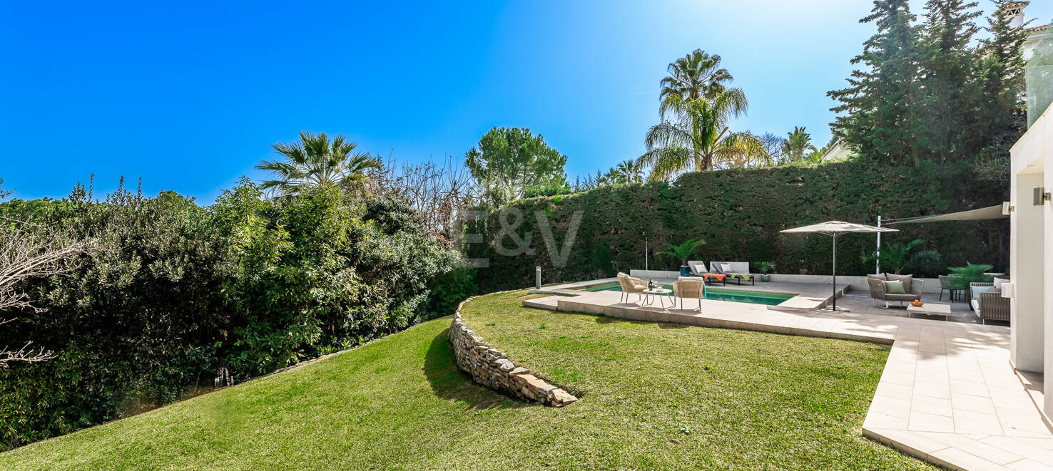 Modern villa i Las Brisas på premium plats