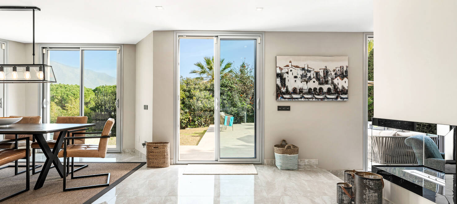 Modern villa i Las Brisas på premium plats