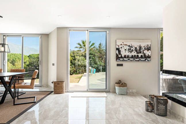 Villa moderna en Las Brisas en zona privilegiada