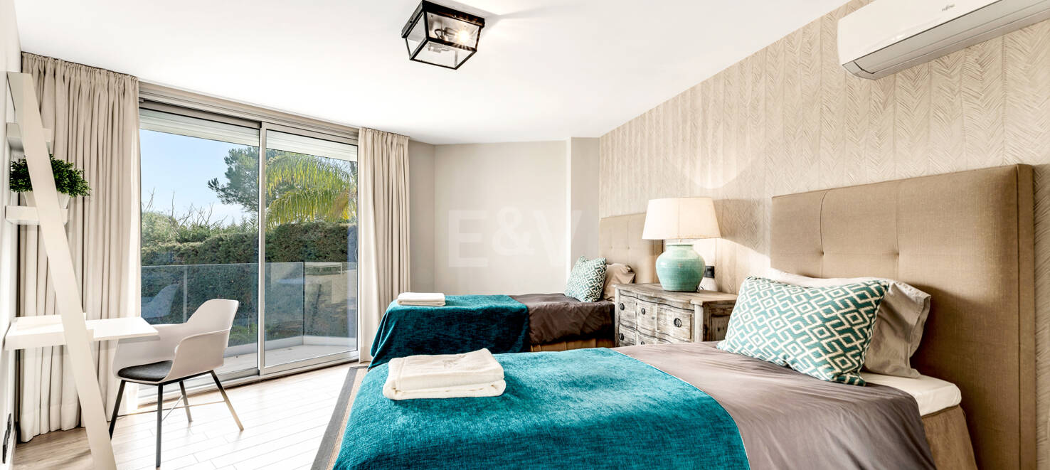 Modern villa i Las Brisas på premium plats