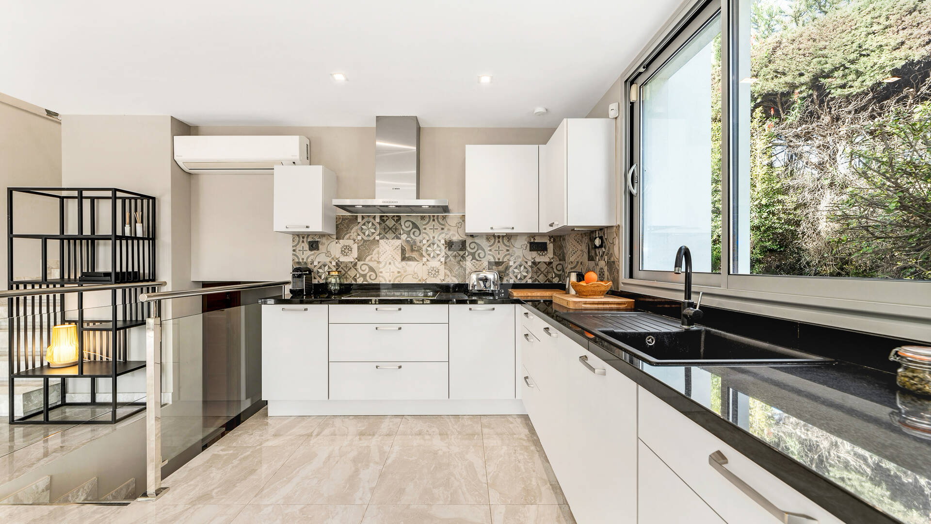 Modern villa in Las Brisas in premium location