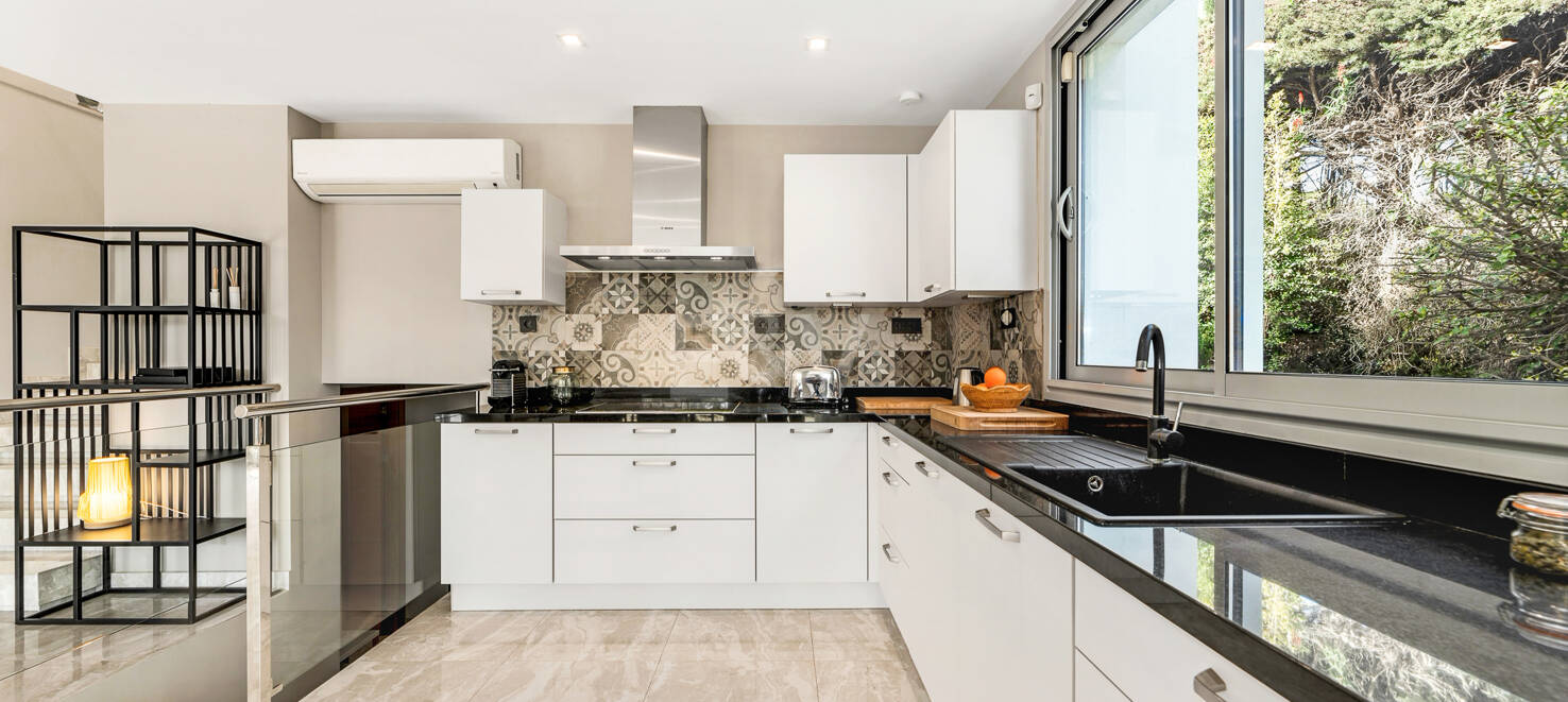 Modern villa i Las Brisas på premium plats