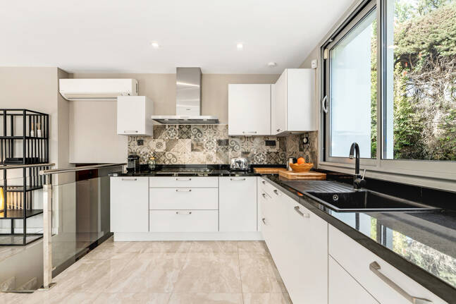 Villa moderna en Las Brisas en zona privilegiada