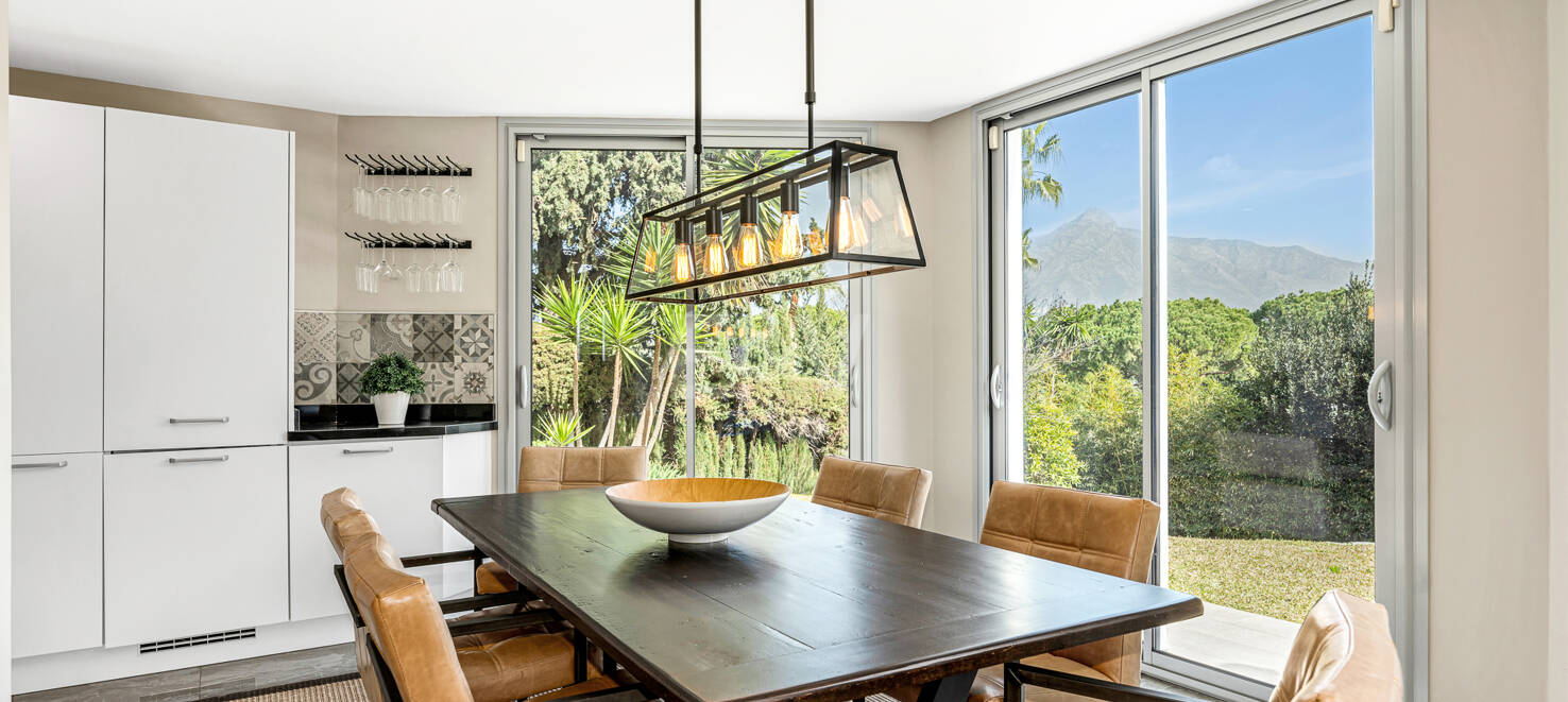 Modern villa i Las Brisas på premium plats