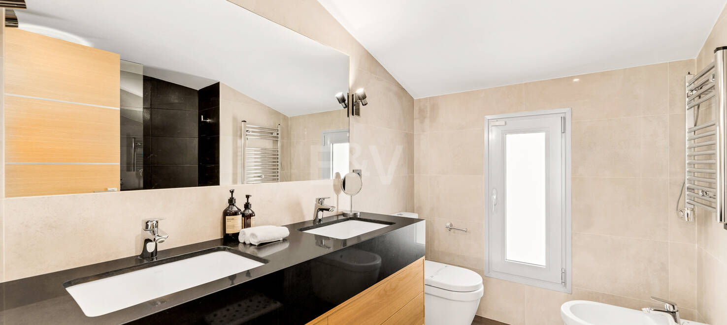 Modern villa i Las Brisas på premium plats