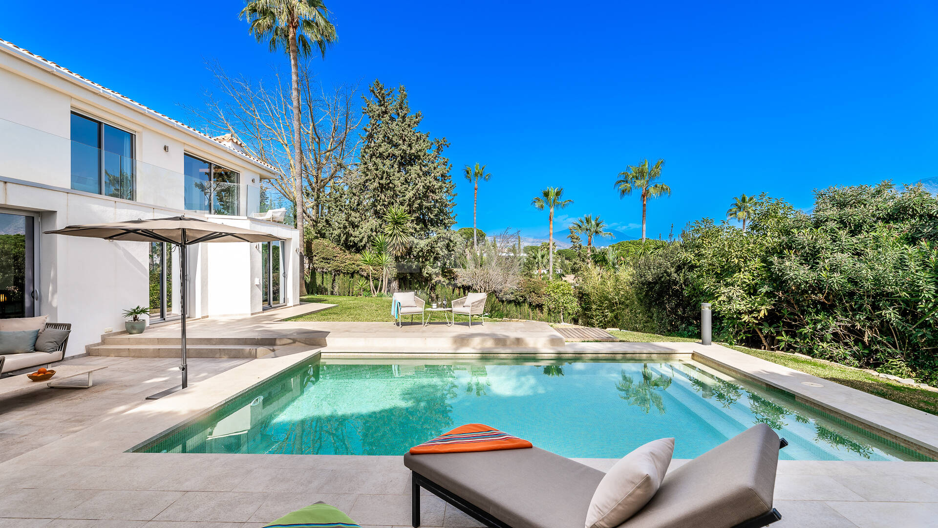 Modern villa in Las Brisas in premium location