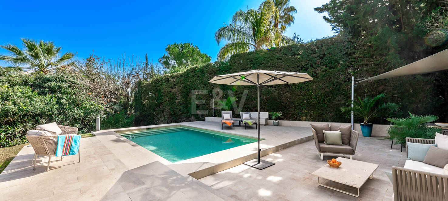 Modern villa i Las Brisas på premium plats