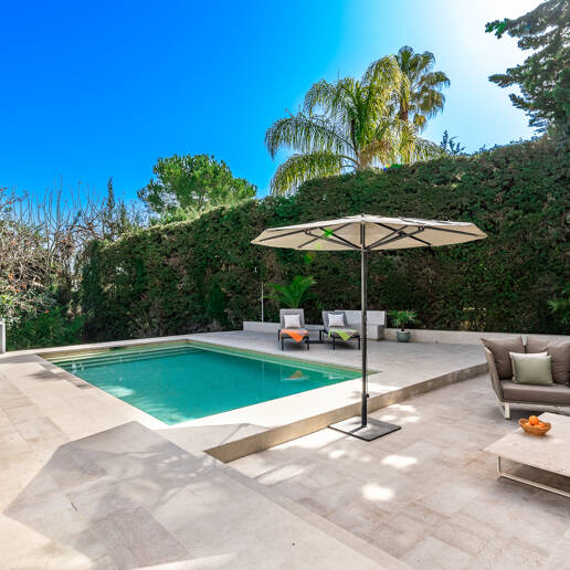Modern villa i Las Brisas på premium plats