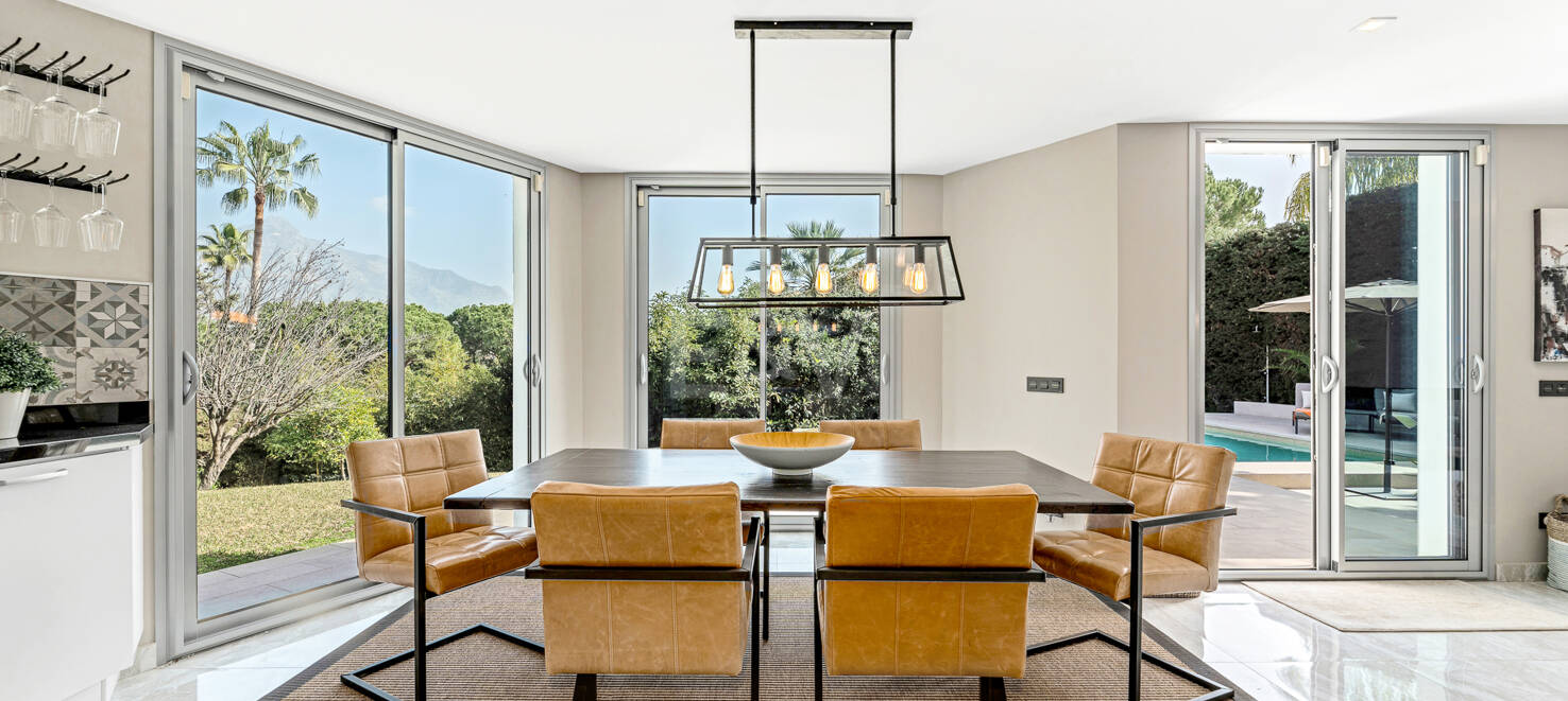 Modern villa i Las Brisas på premium plats