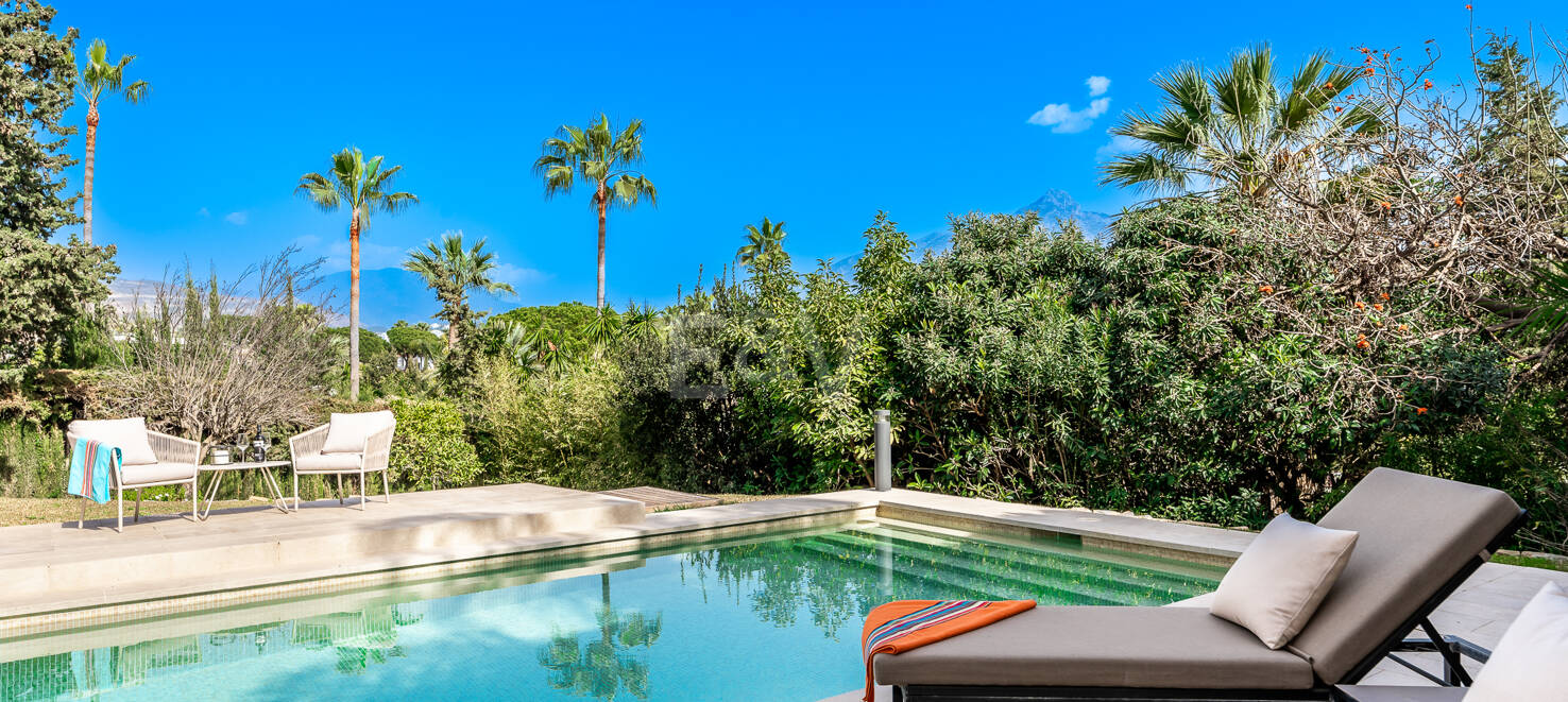 Modern villa i Las Brisas på premium plats