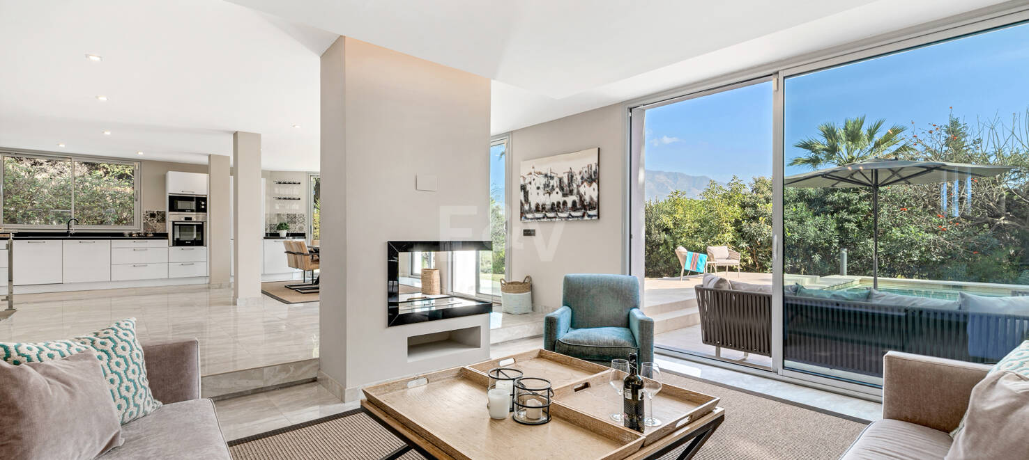 Modern villa i Las Brisas på premium plats