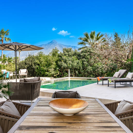 Modern villa i Las Brisas på premium plats
