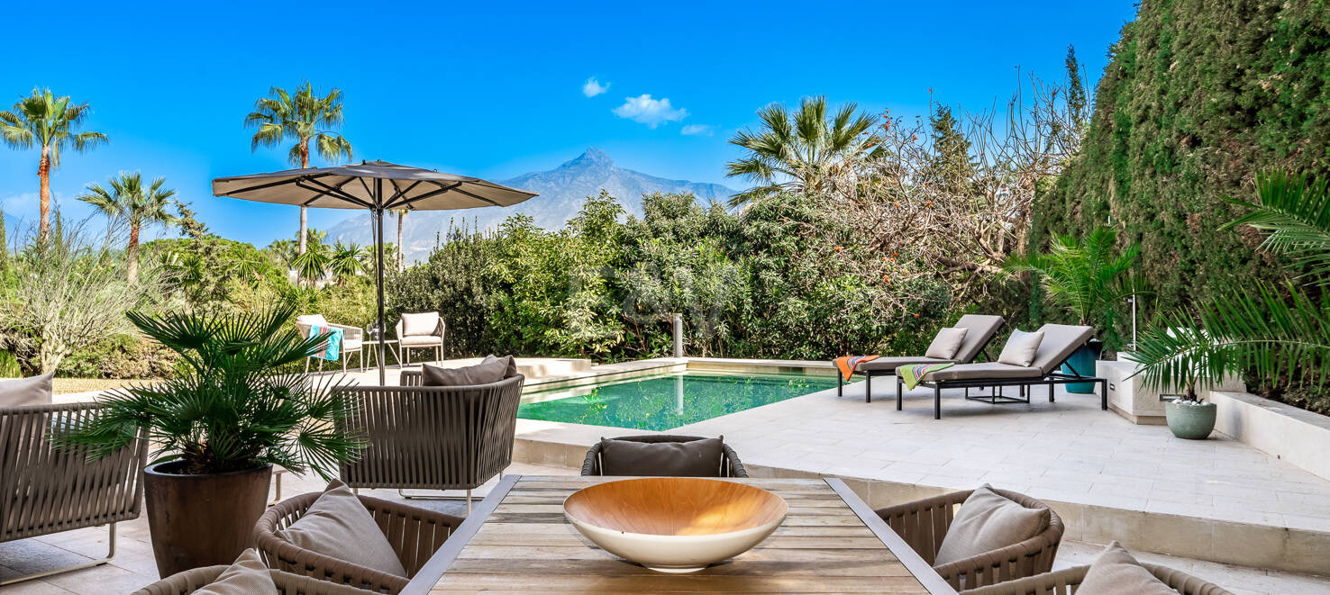Modern villa i Las Brisas på premium plats