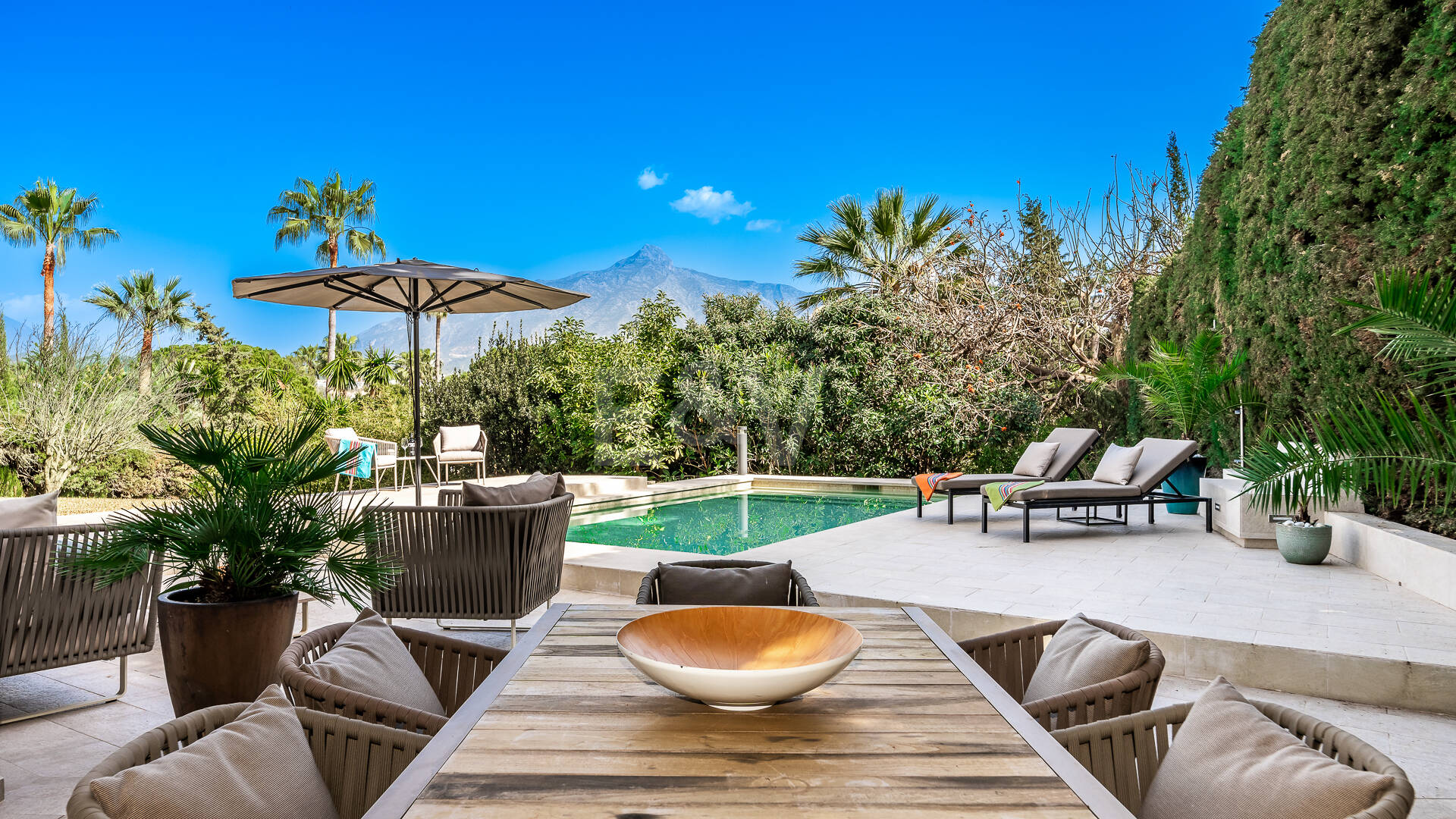 Villa moderna en Las Brisas en zona privilegiada