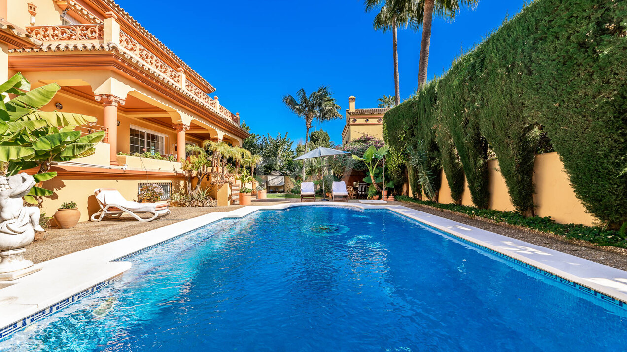 Prächtige Strandvilla in San Pedro Strandseite im charmanten andalusischen Stil