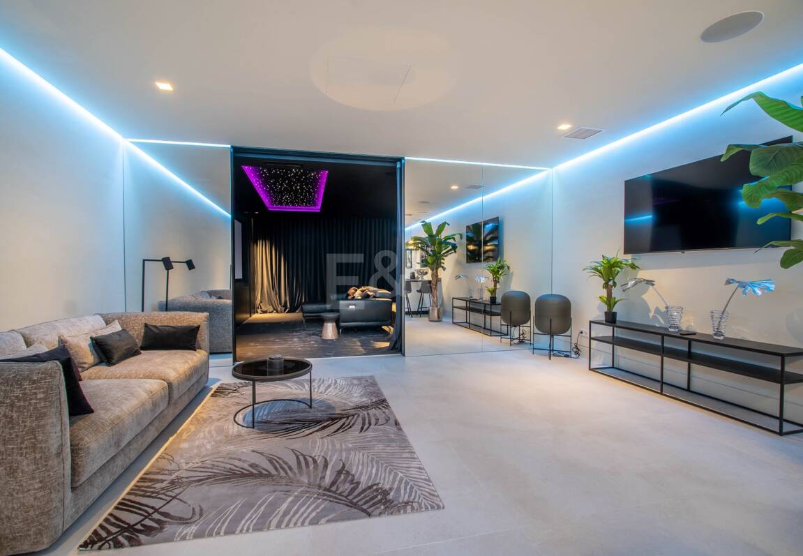 Stunning Frontline Golf Villa in La Alqueria with Panoramic Sea Views