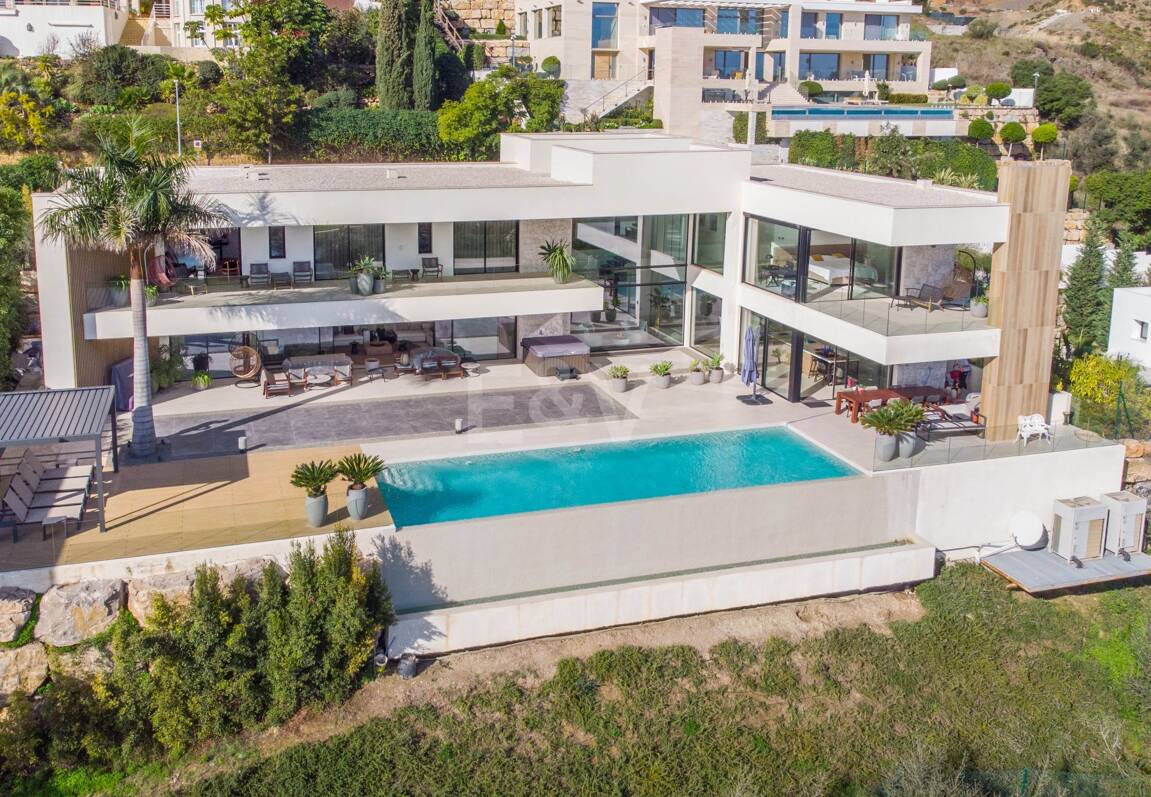 Stunning Frontline Golf Villa in La Alqueria with Panoramic Sea Views