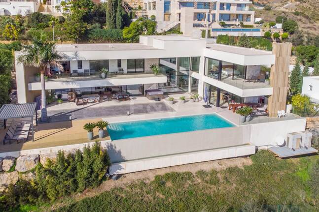 Stunning Frontline Golf Villa in La Alqueria with Panoramic Sea Views
