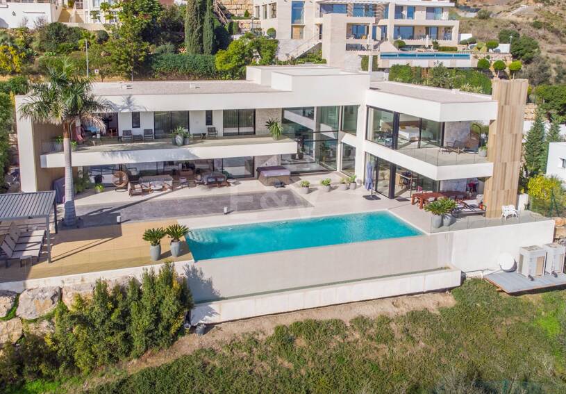 Stunning Frontline Golf Villa in La Alqueria with Panoramic Sea Views