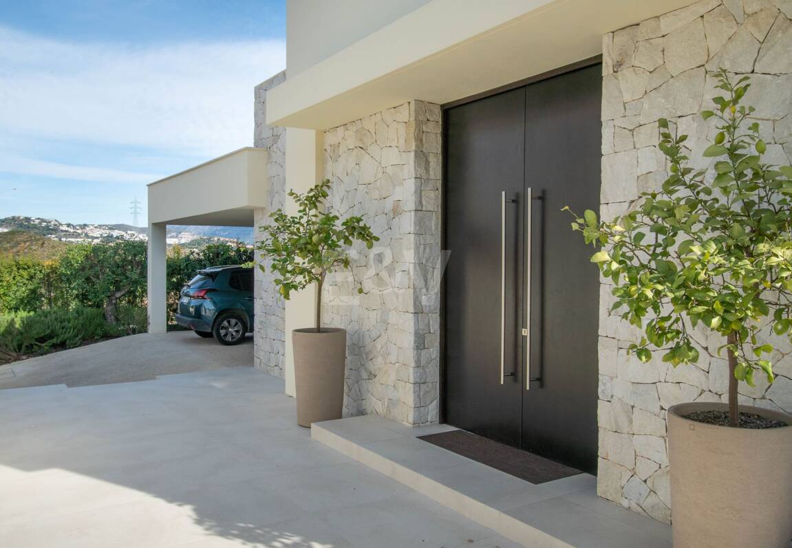 Stunning Frontline Golf Villa in La Alqueria with Panoramic Sea Views