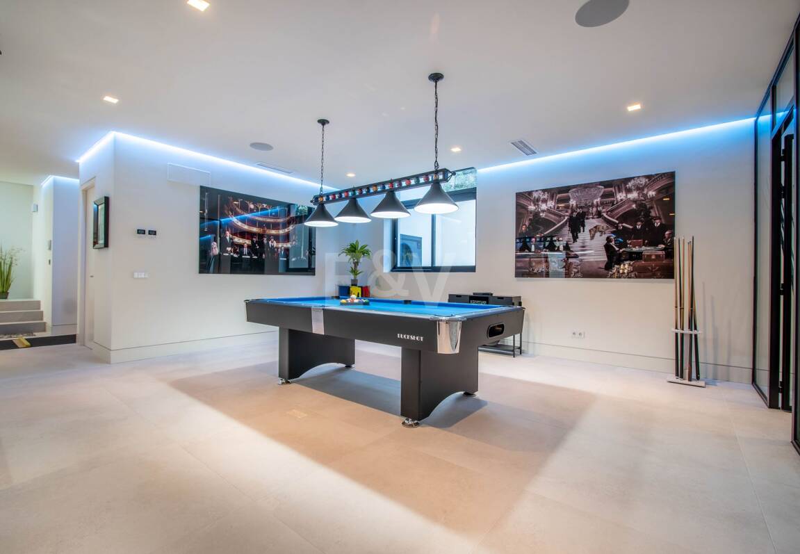 Stunning Frontline Golf Villa in La Alqueria with Panoramic Sea Views