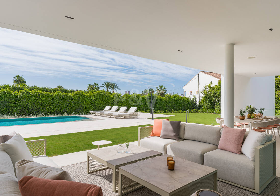 Sofisticada villa de estilo contemporáneo en la Milla de Oro cerca de la playa