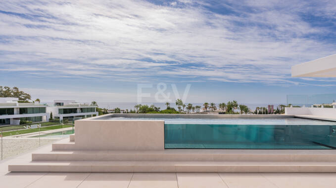 Villa contemporaine sophistiquée sur les marches Golden Mile de la plage
