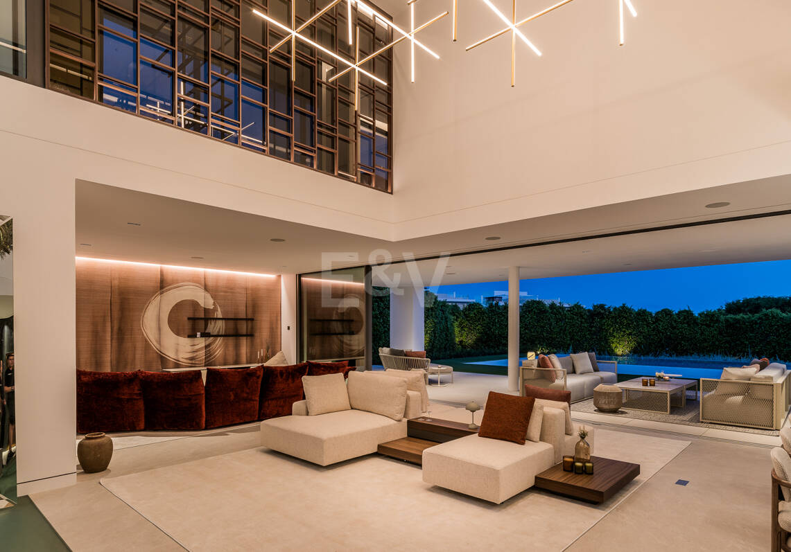 Sofisticada villa de estilo contemporáneo en la Milla de Oro cerca de la playa
