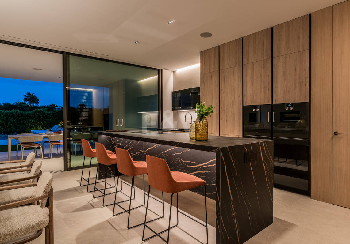 Sofisticada villa de estilo contemporáneo en la Milla de Oro cerca de la playa