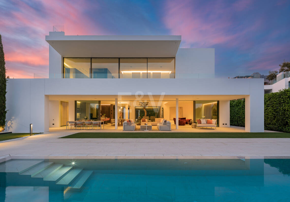 Sofisticada villa de estilo contemporáneo en la Milla de Oro cerca de la playa