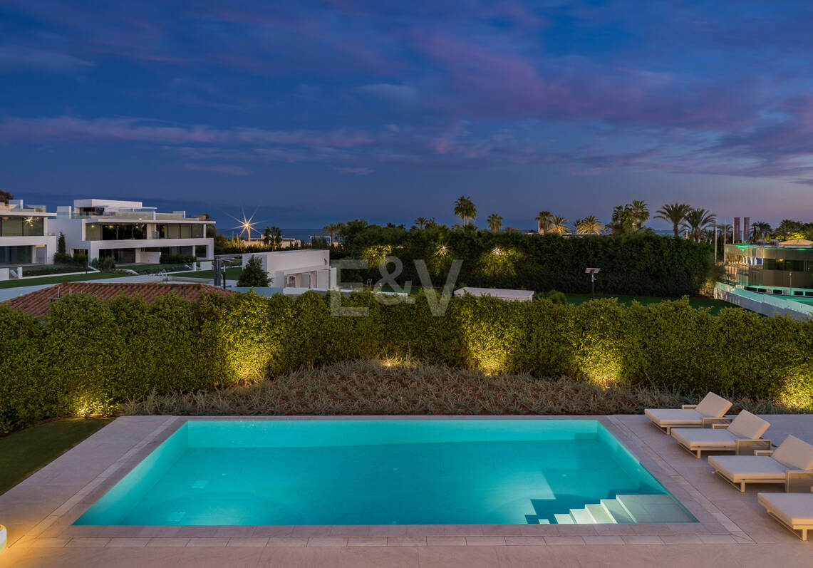 Sofisticada villa de estilo contemporáneo en la Milla de Oro cerca de la playa