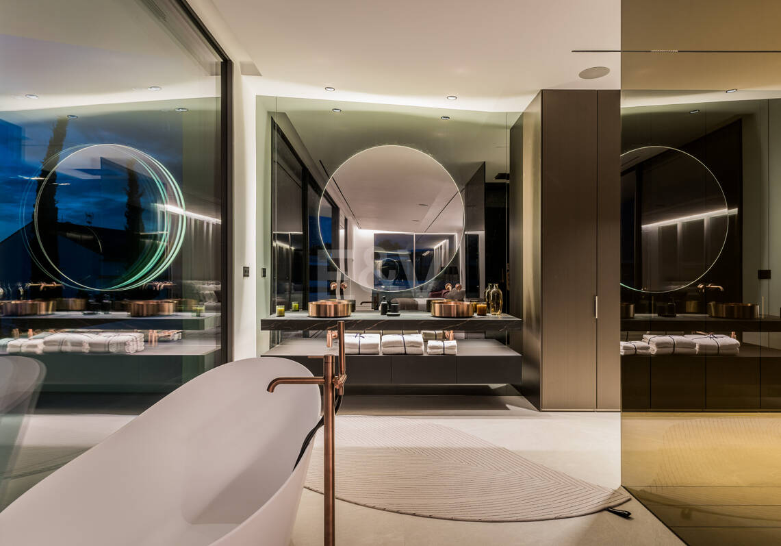 Sofisticada villa de estilo contemporáneo en la Milla de Oro cerca de la playa