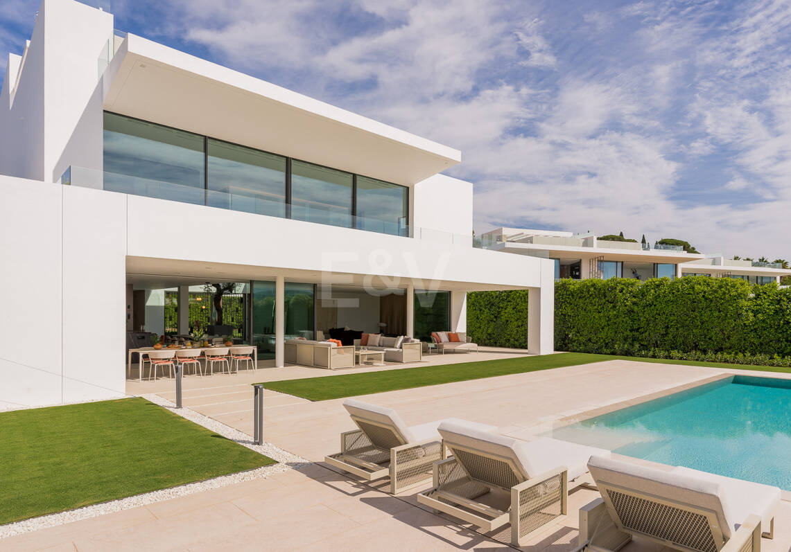 Sofisticada villa de estilo contemporáneo en la Milla de Oro cerca de la playa