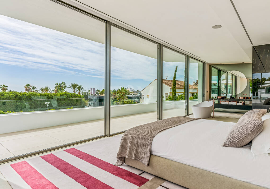 Sofisticada villa de estilo contemporáneo en la Milla de Oro cerca de la playa