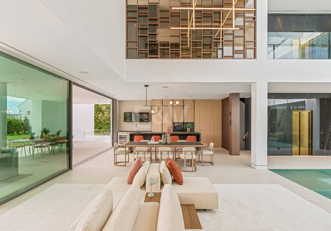 Sofisticada villa de estilo contemporáneo en la Milla de Oro cerca de la playa