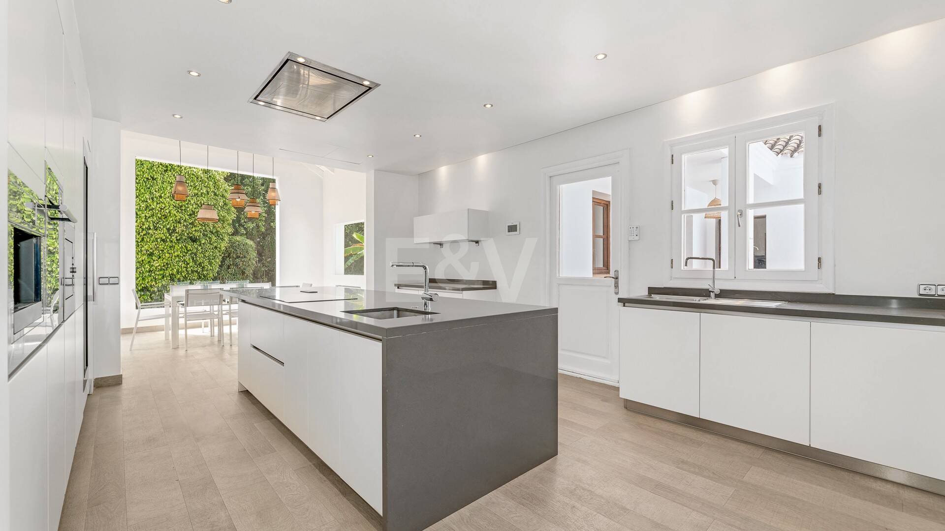 Elegant andalusisk villa i Guadalmina gångavstånd till stranden.