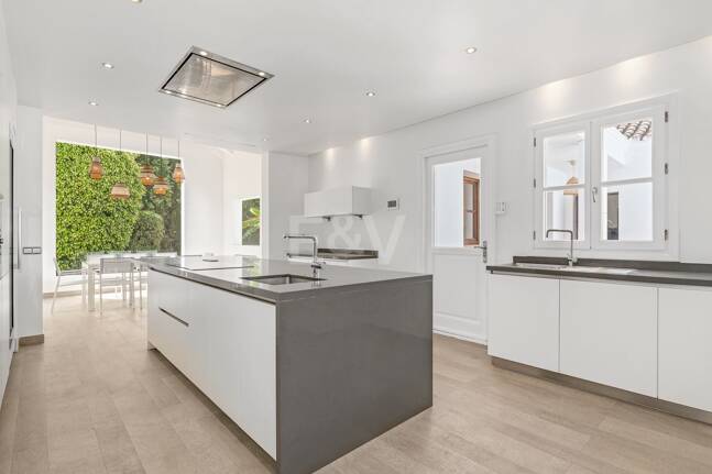 Elegant andalusisk villa i Guadalmina gångavstånd till stranden.