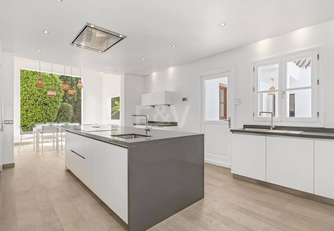 Elegant andalusisk villa i Guadalmina gångavstånd till stranden.