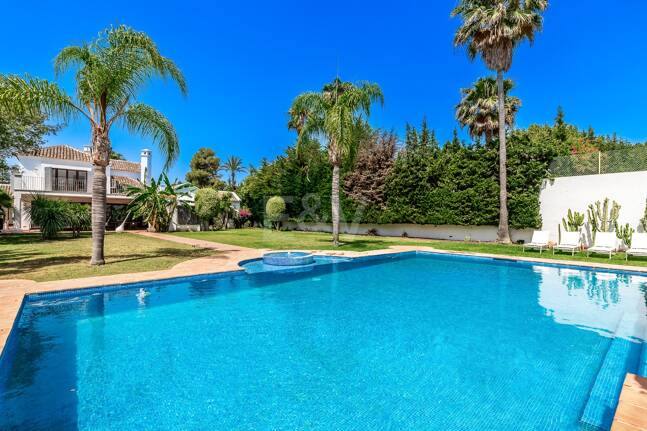 Elegant andalusisk villa i Guadalmina gångavstånd till stranden.