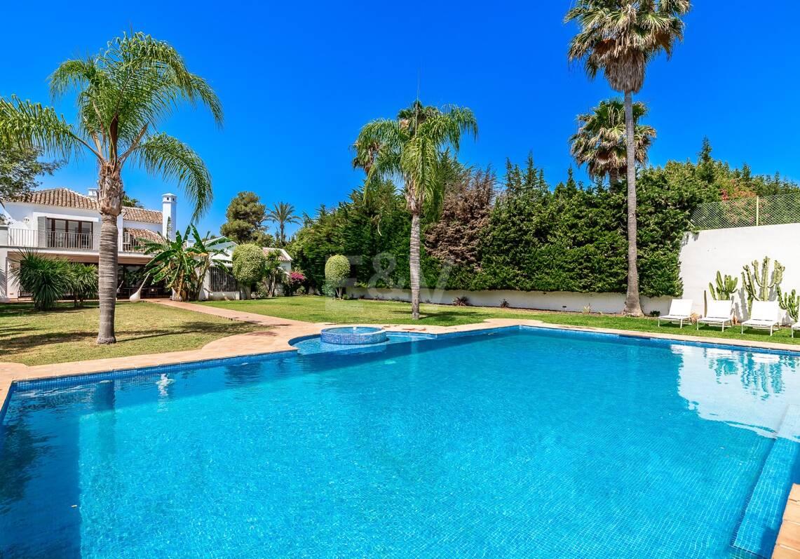 Élégante villa andalouse à Guadalmina à distance de marche de la plage.