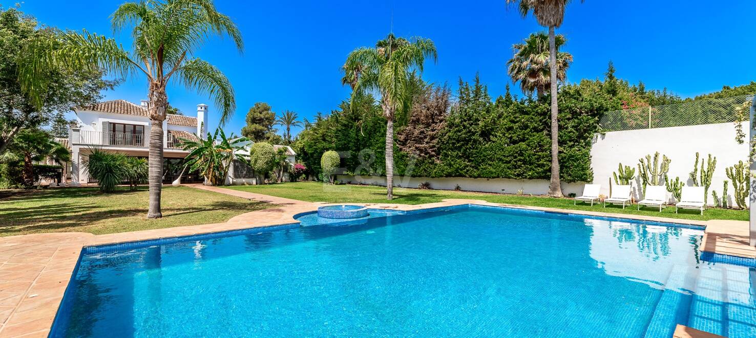 Elegant andalusisk villa i Guadalmina gångavstånd till stranden.