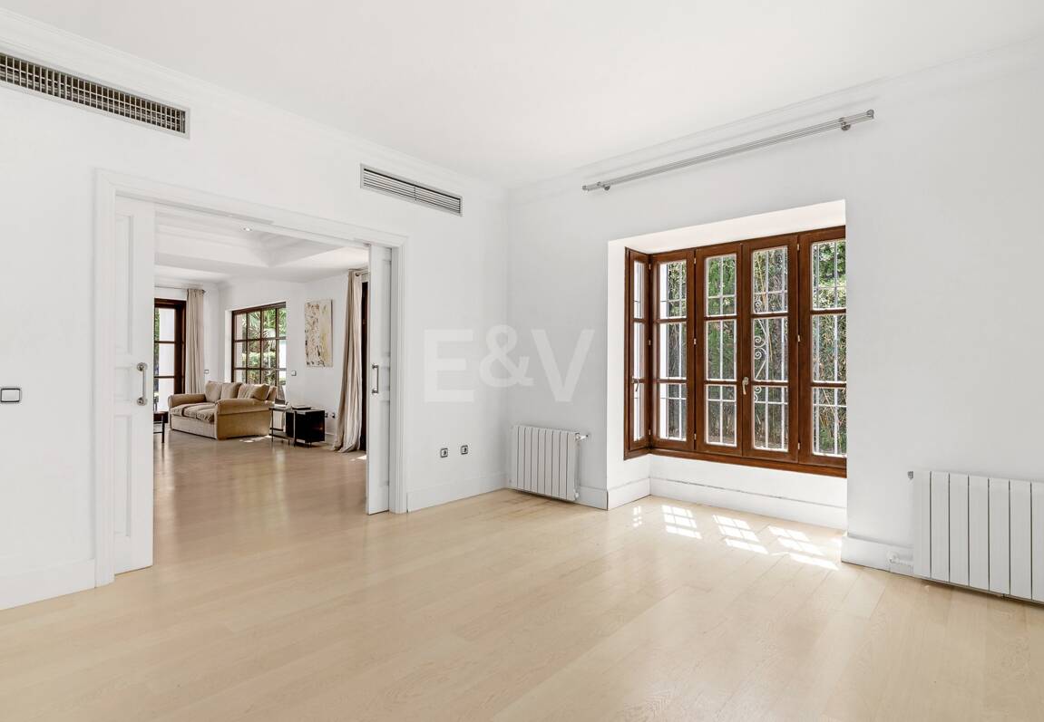 Elegant andalusisk villa i Guadalmina gångavstånd till stranden.