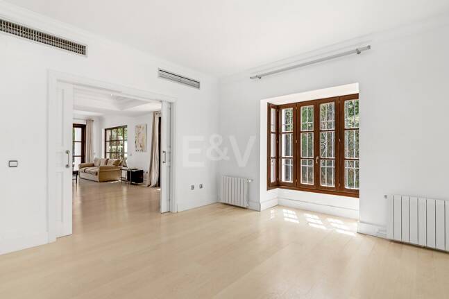 Elegant andalusisk villa i Guadalmina gångavstånd till stranden.