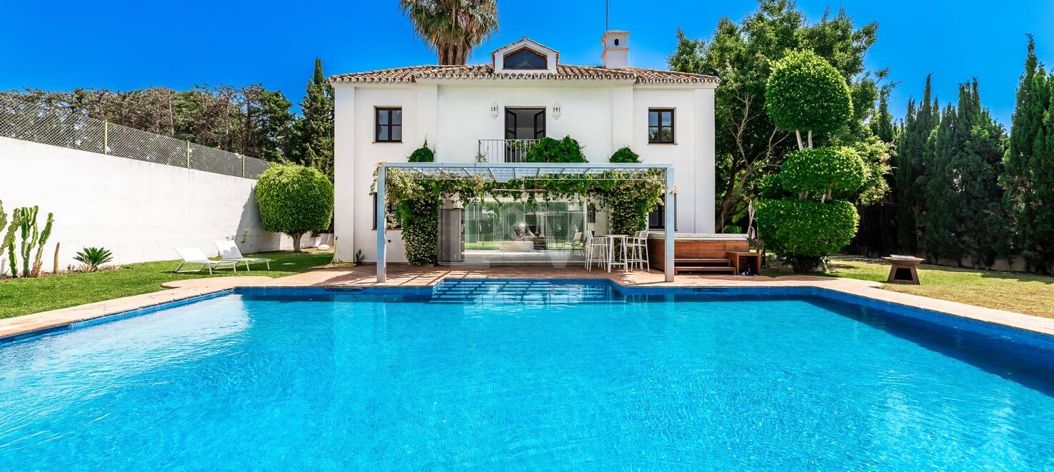 Elegant andalusisk villa i Guadalmina gångavstånd till stranden.