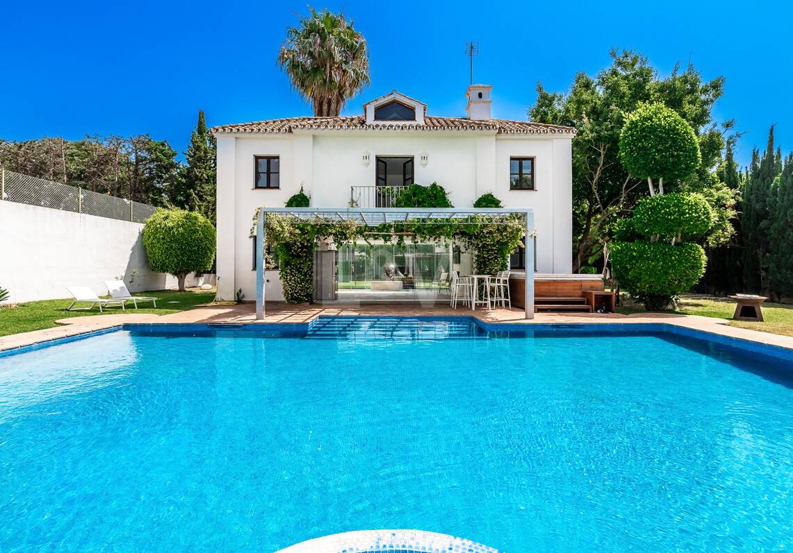 Élégante villa andalouse à Guadalmina à distance de marche de la plage.