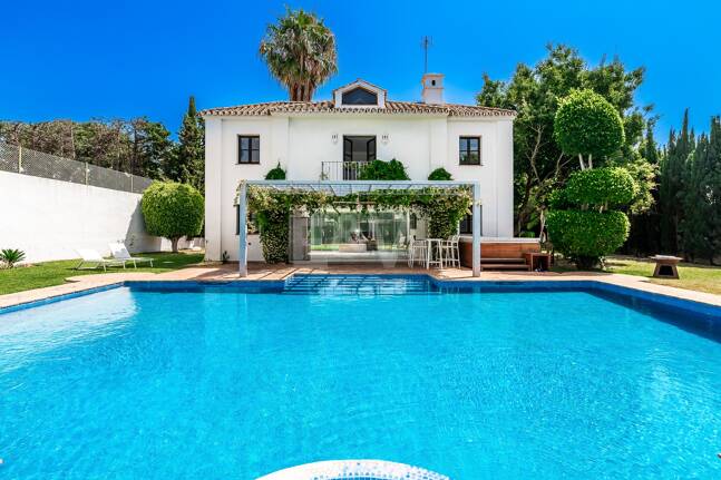 Elegant andalusisk villa i Guadalmina gångavstånd till stranden.