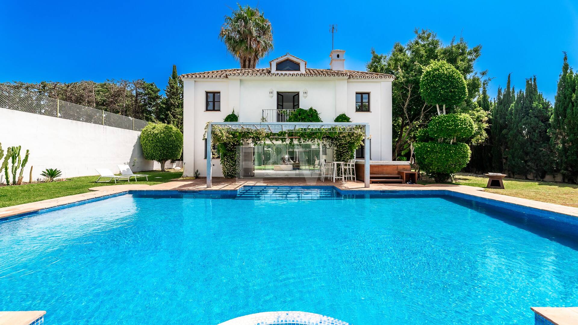 Elegant andalusisk villa i Guadalmina gångavstånd till stranden.