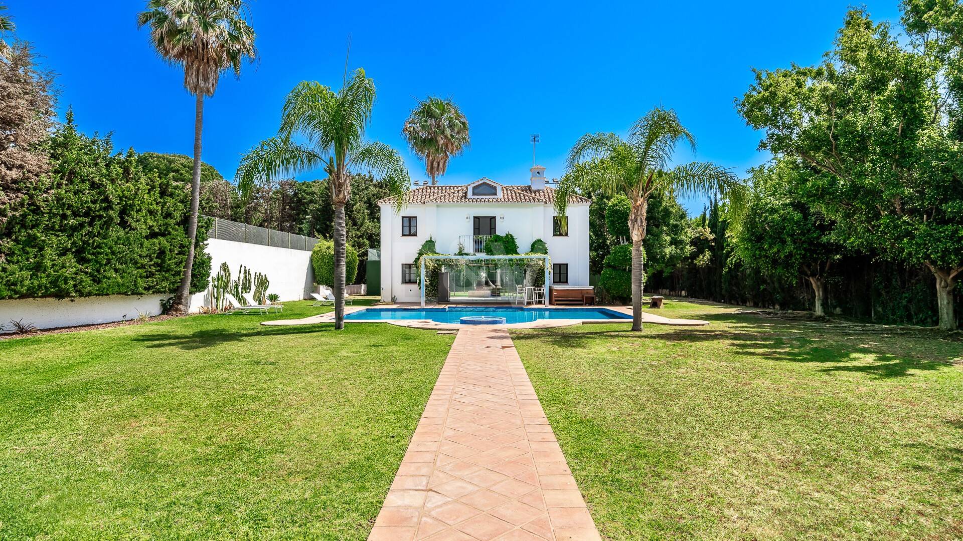 Elegant andalusisk villa i Guadalmina gångavstånd till stranden.